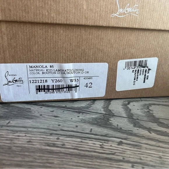 CHRISTIAN LOUBOUTIN
Manola Metallic Sandals size 42 - Picture 6 of 16